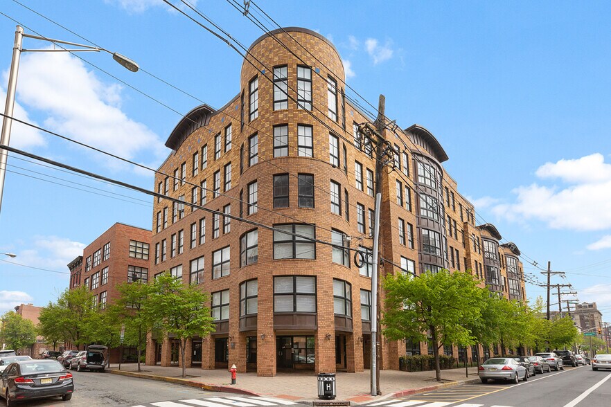 Building Photo - 659 1st St