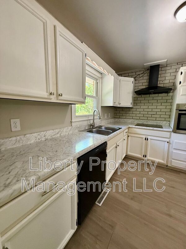 Building Photo - 475 Albemarle Dr