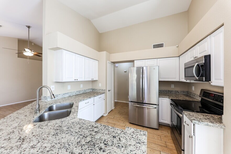 Building Photo - 10801 W Wagon Wheel Dr