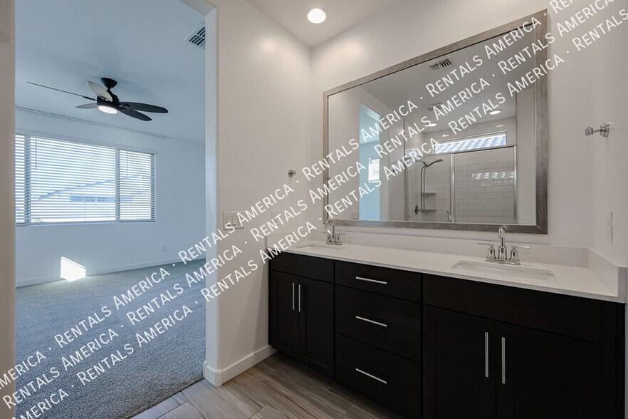 Building Photo - 2256 E Ridgewood Ln