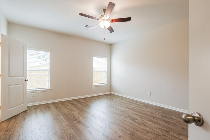 Building Photo - 16455 Hill Dr