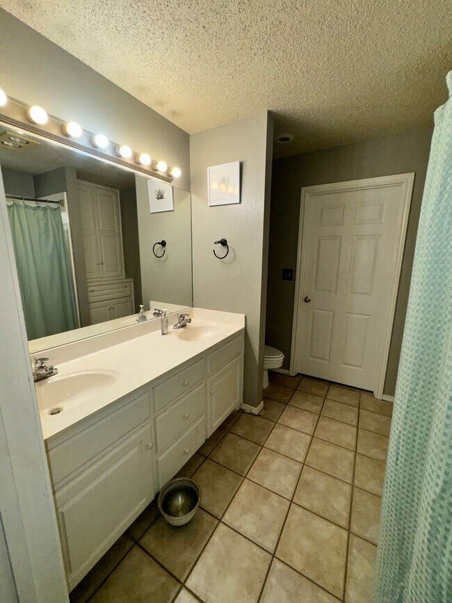Building Photo - Available Soon 3 Bedroom 2 bath