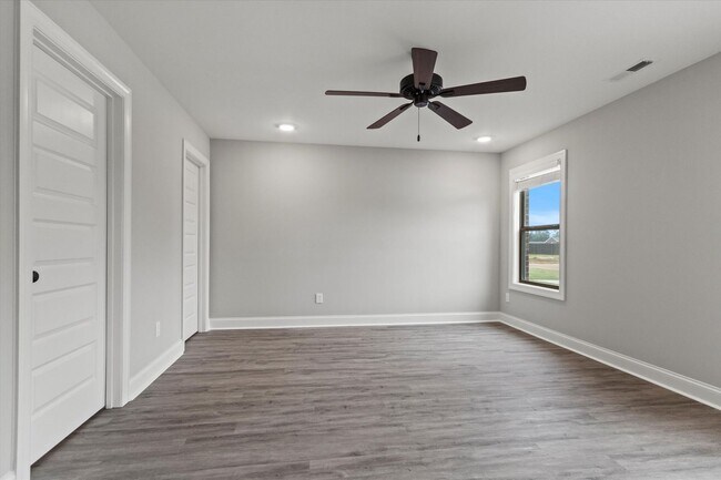 Building Photo - Stylish 4BR Townhome Living in the Heart o...