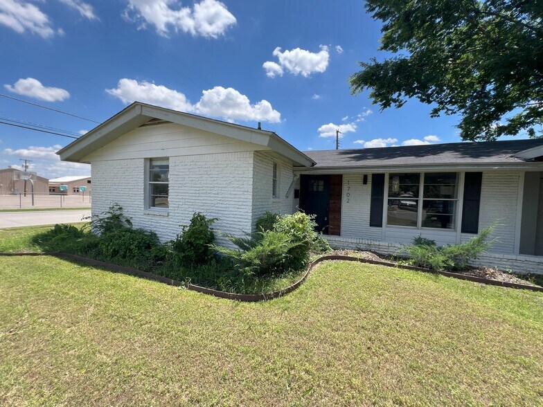 Building Photo - 1702 Bristol Ct N