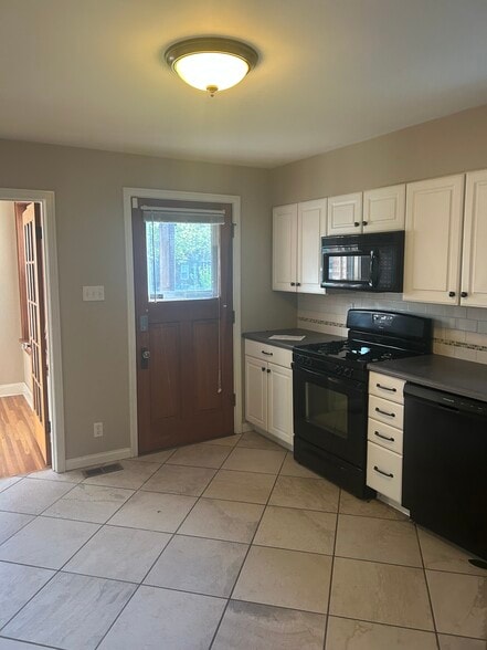 Kitchen (2) - 3662 Wilmington Ave