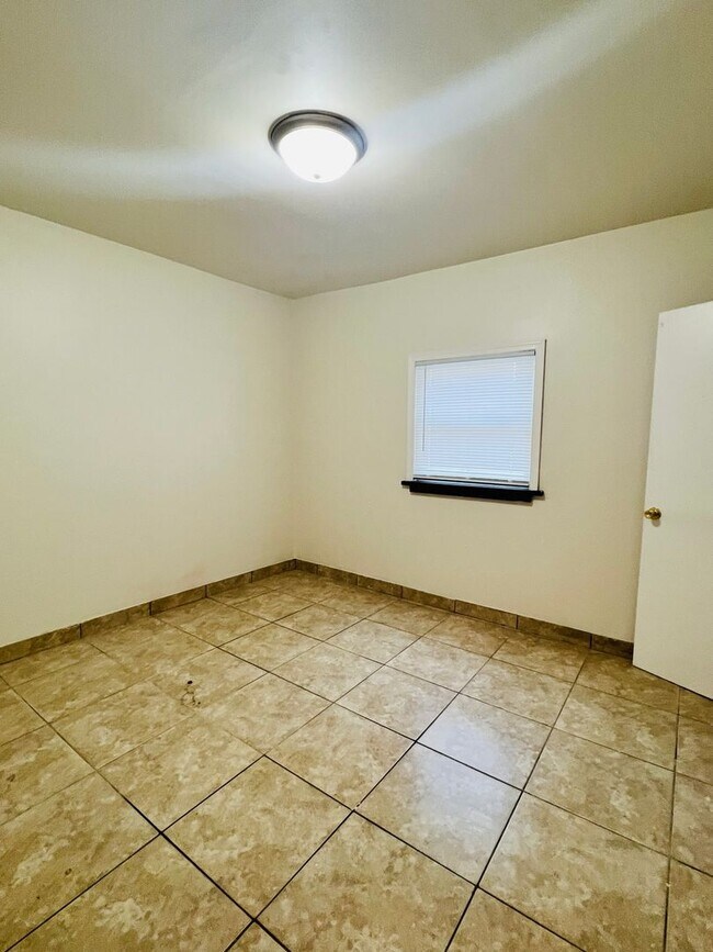 Building Photo - Two-bedroom single family home ranch!