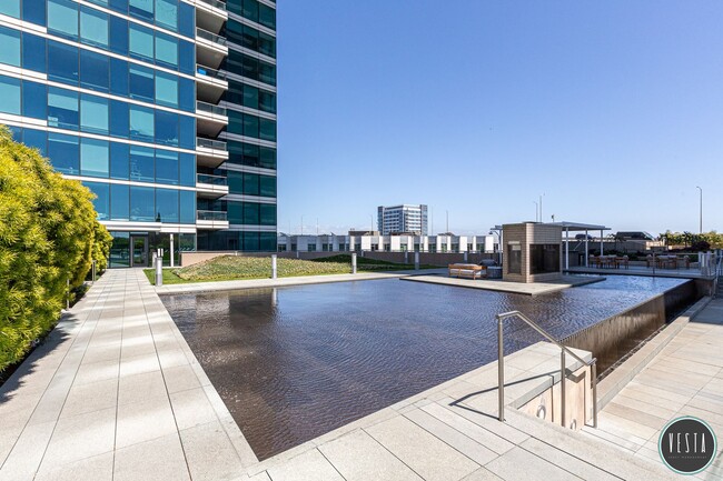 Building Photo - ELEGANT CITY 1BD/1BA RETREAT WITH SKYLINE ...