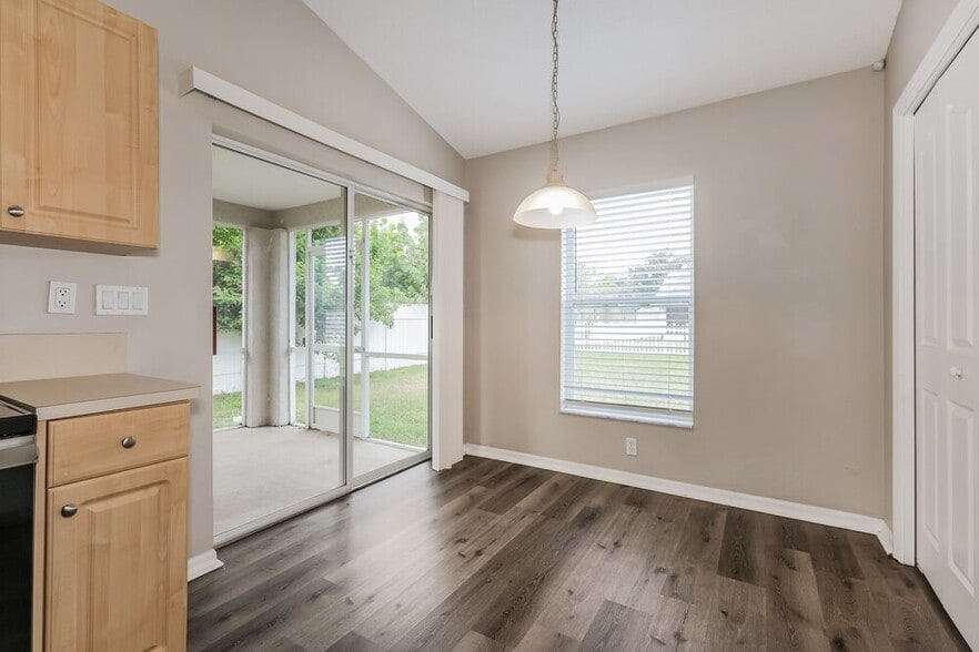 Building Photo - 1620 Totem Pole Way