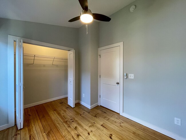Building Photo - Beautiful Compact Cottage in South Asheville