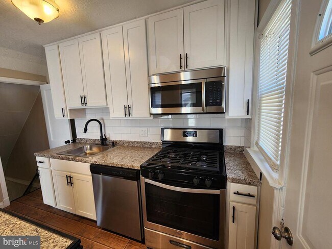 Building Photo - 1925 Ewald Ave