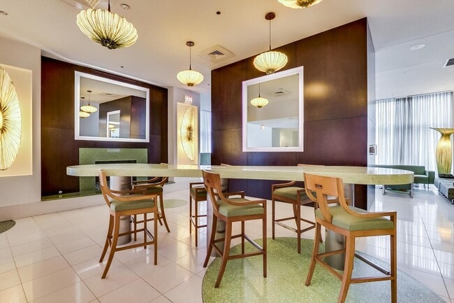 Building Photo - 123 S Green St