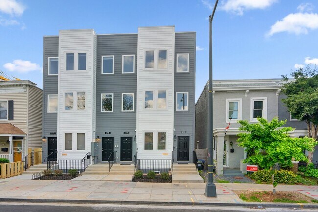 Building Photo - 713 16th St NE