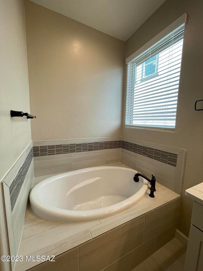 Building Photo - 4 Bed / 3 Bath Energy-efficient home! High...