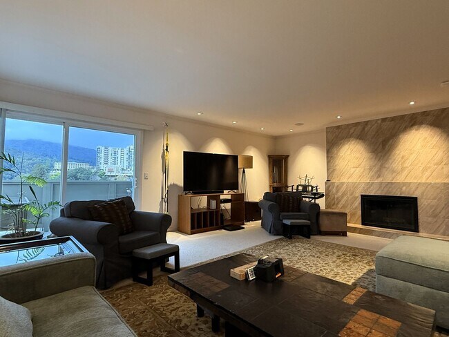 Building Photo - 4 bed, 2.5 bath top floor corner unit cond...