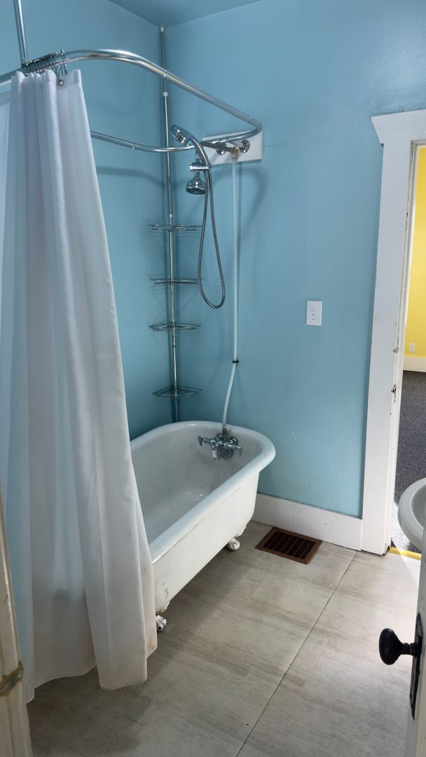 Building Photo - 2 Bed 1 Bath Home Near Lincoln Park