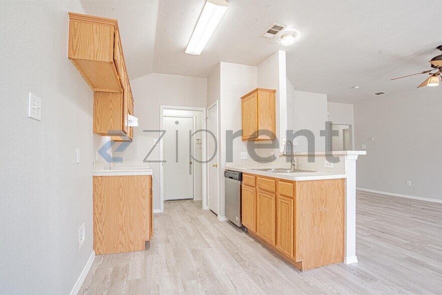 Building Photo - Unit
