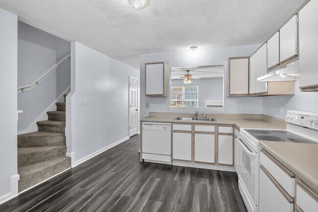 Building Photo - 2 Bed 2.5 Bath Townhome