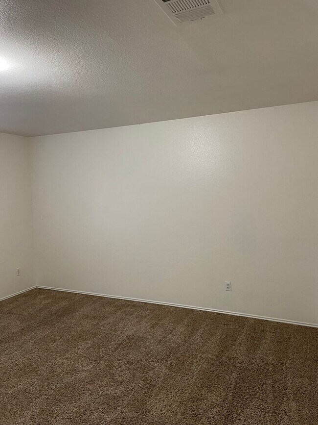Building Photo - Available Now! Spacious & Well-Maintained ...