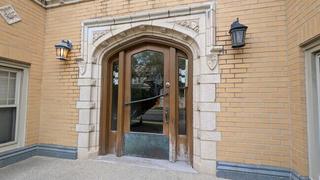 Building Photo - 1010 N Austin Blvd