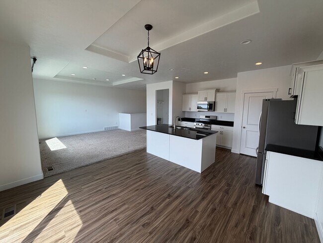 Building Photo - 8285 Lakeshore Dr