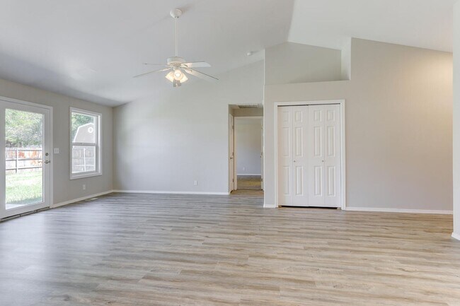 Building Photo - Remodeled near Boise River _ Pet Friendly!!