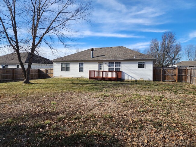 Building Photo - This Strafford Home Has It All ---