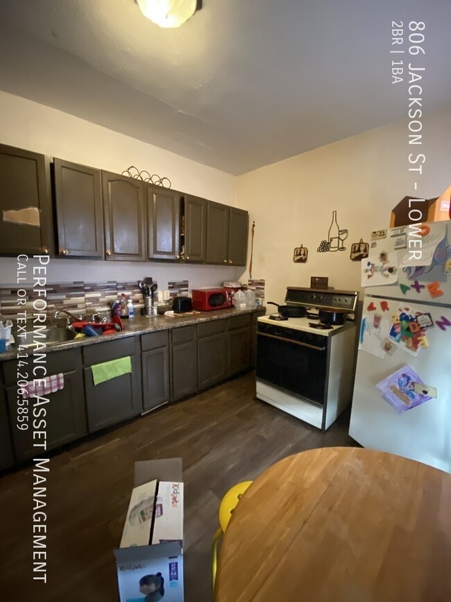 Building Photo - Spacious 2br lower in Racine