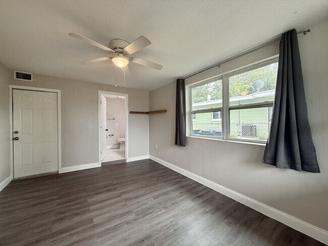 Building Photo - 1375 Tuscola St