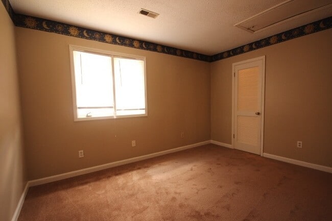 Building Photo - Large Townhouse in SE Huntsville