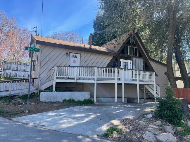 Building Photo - Minutes from Lake Arrowhead!