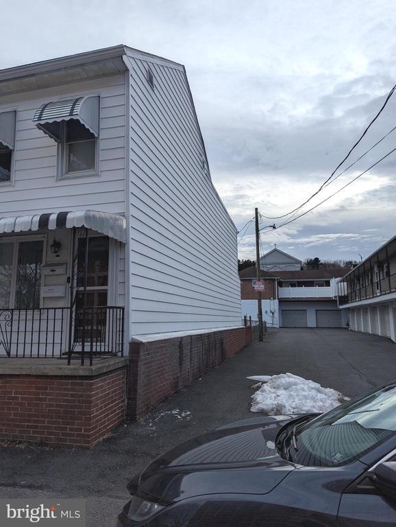 Building Photo - 325 Lewis St