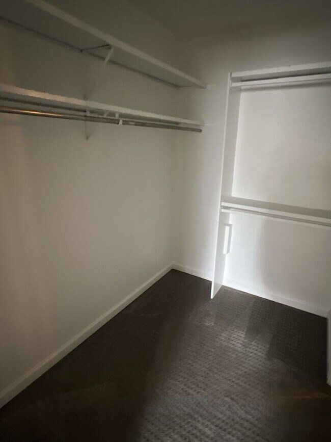 Building Photo - Updated 2 bedroom 1 bath Garden Level Apartment Near DTC
