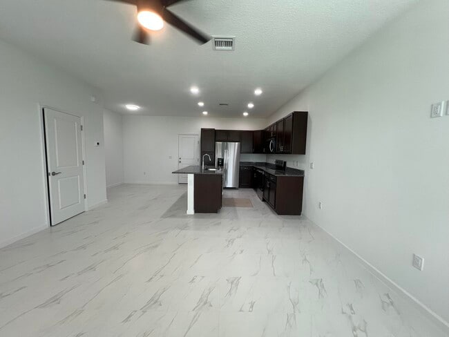 Building Photo - 4910 Longwood Lake Sq