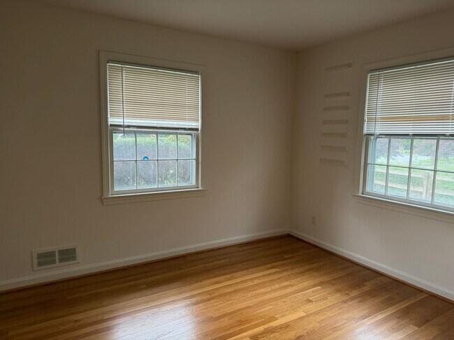 Building Photo - 9220 Quintana Dr