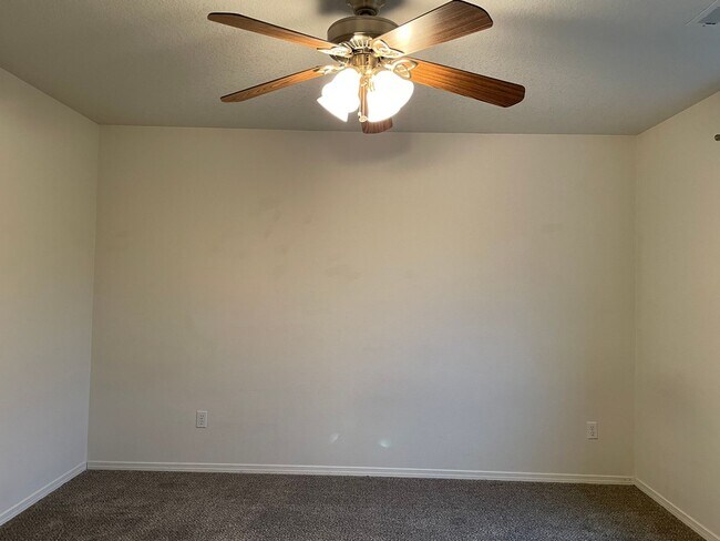 Building Photo - FANTASTIC 4 Bed 2.5 Bath Home in Salmon Creek! HUGE side yard and back yard! Extra large private ...