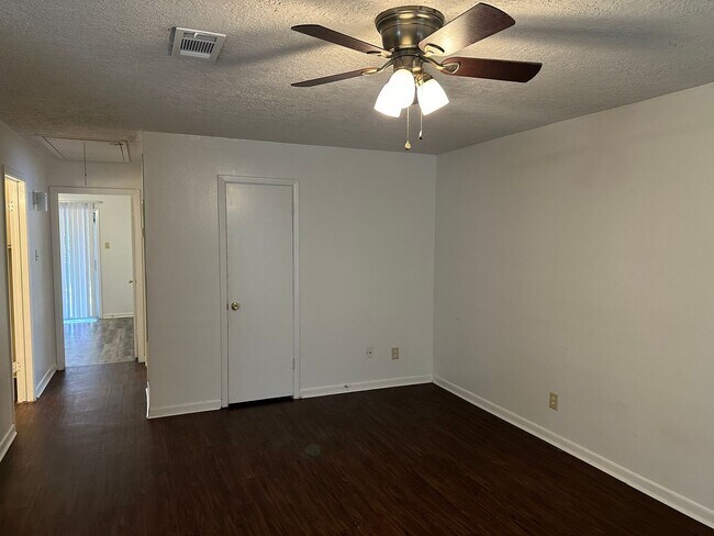 Building Photo - College Station - 2 bedroom - 1 bath - fenced in yard - WD connections