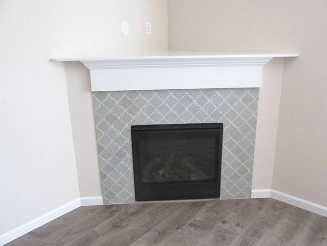 Building Photo - $500 off 1st month! New carpet, hardwoods,...