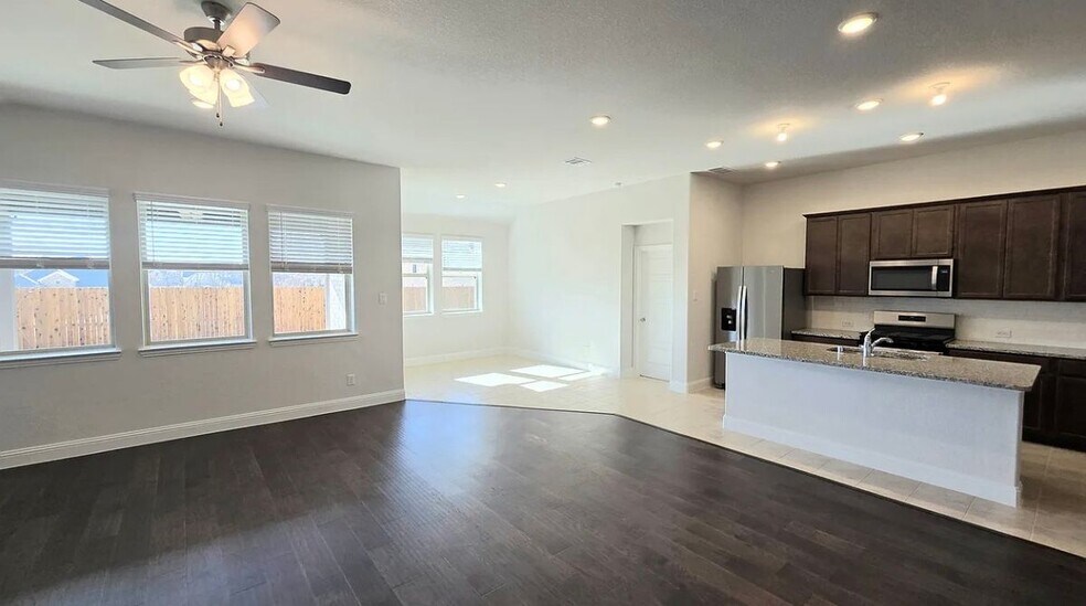 Building Photo - 3029 Hollybrook Ln