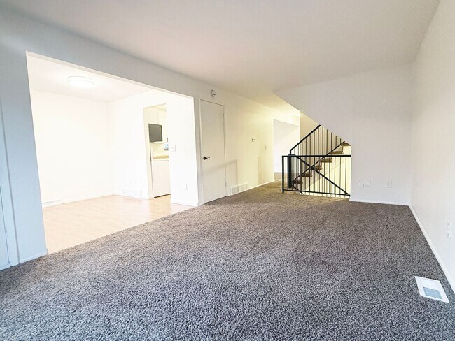 Building Photo - Clean & Quiet 3 Bed / 2.5 Bath Town Home with 2 Car Garage in Arvada