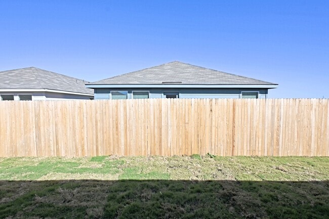 Building Photo - 2429 Legends Crk