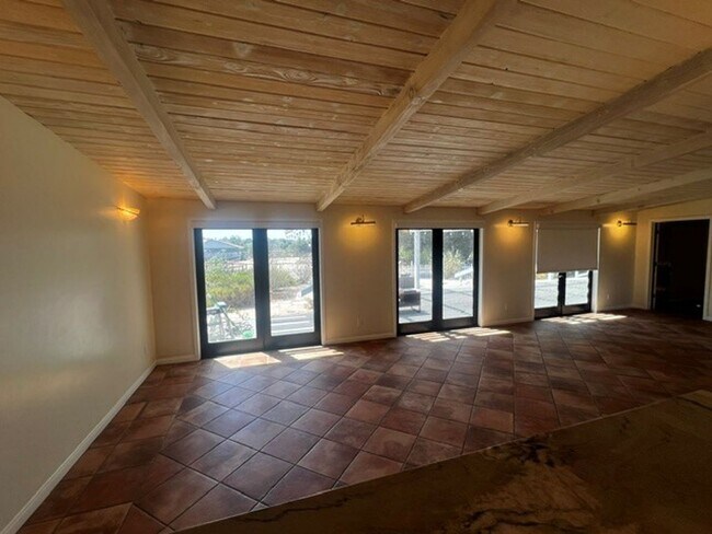 Building Photo - 1701 Calzada Ave