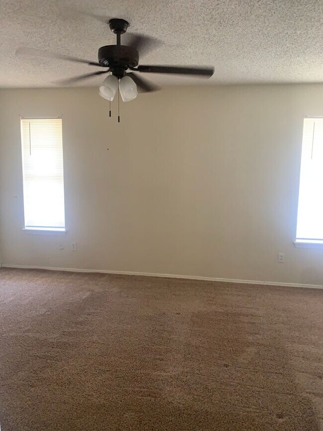 Building Photo - 4bedroom in 2bathroom located in Avondale