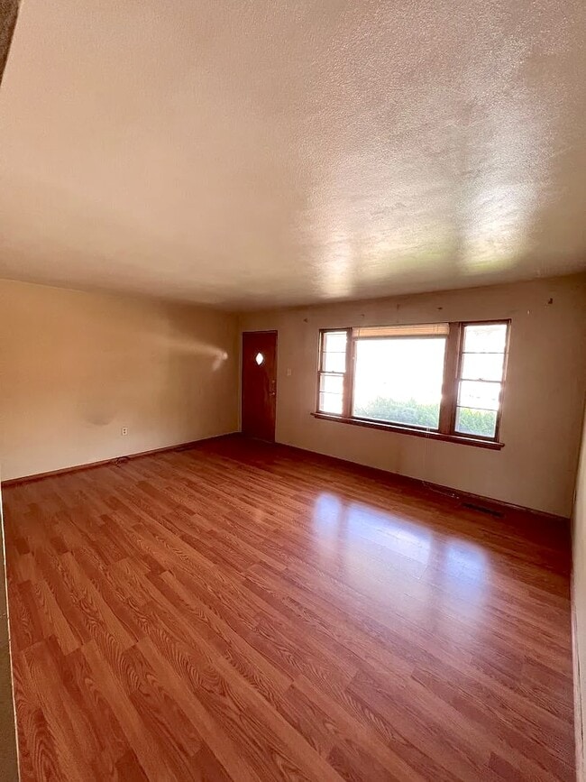 Building Photo - 310 S 10th St