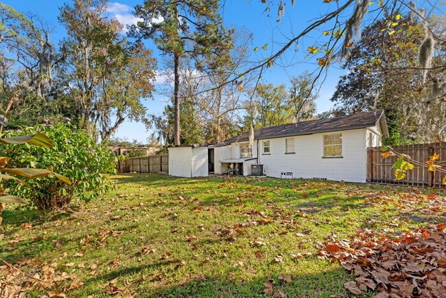 Building Photo - Renovated 2 Bedroom Home on Spacious Corner Lot