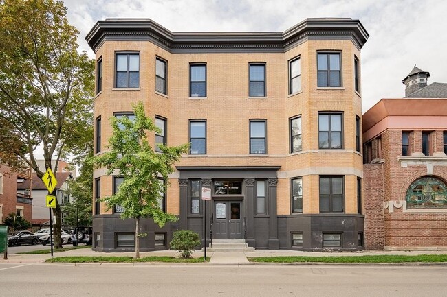 Primary Photo - 3 bedroom in Chicago IL 60614