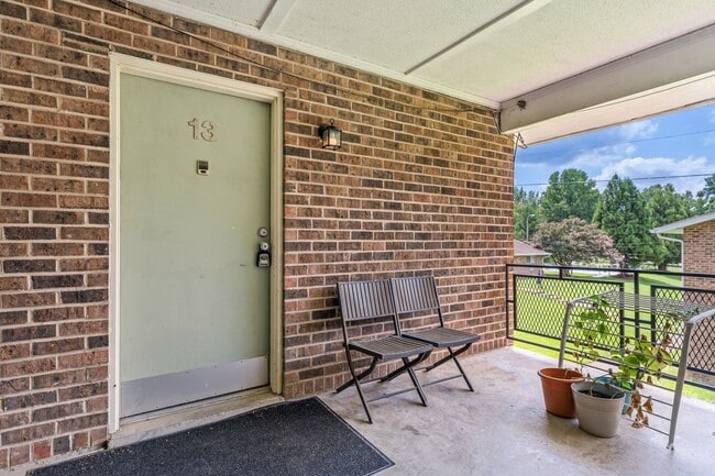 Building Photo - Newly Updated 1 Bed 1 Bath Condo in Carrbo...
