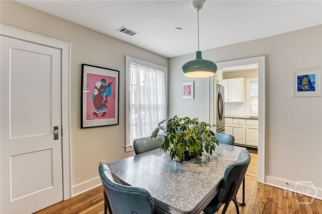 Building Photo - 725 E 53rd St