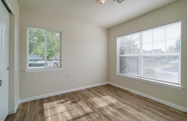 Building Photo - Great two bedroom, one bath near airport. AVAILABLE BEGINNING 6/17/26