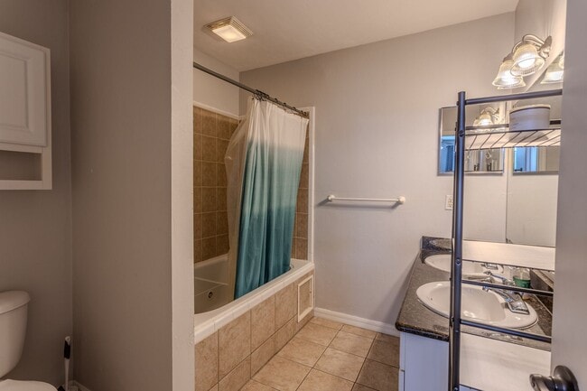 Building Photo - LOCATION. LOCATION. LOCATION. 2BR/3BA Cond...