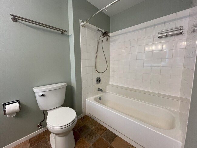 Building Photo - 1BD/1BA RiverPlace Condo - Secure Parking Included. Walk to OHSU, Waterfront, Shops & Restaurants.